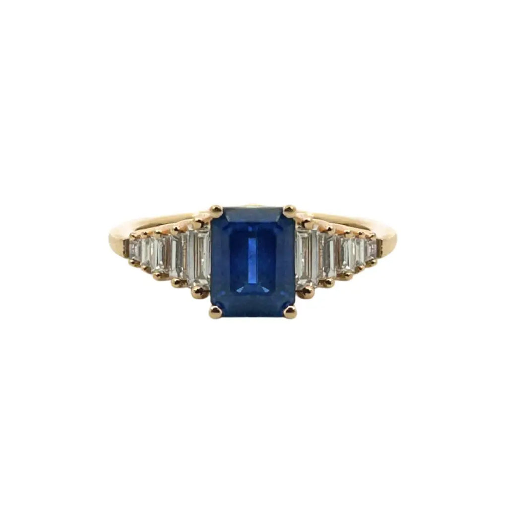 Emerald-cut sapphire ring with graduated baguette diamonds in 18k yellow gold – front view